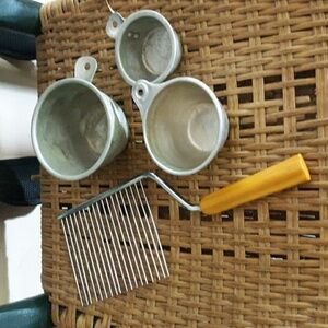Vintage cake breaker cutter & 3 tim measuring cups bundle